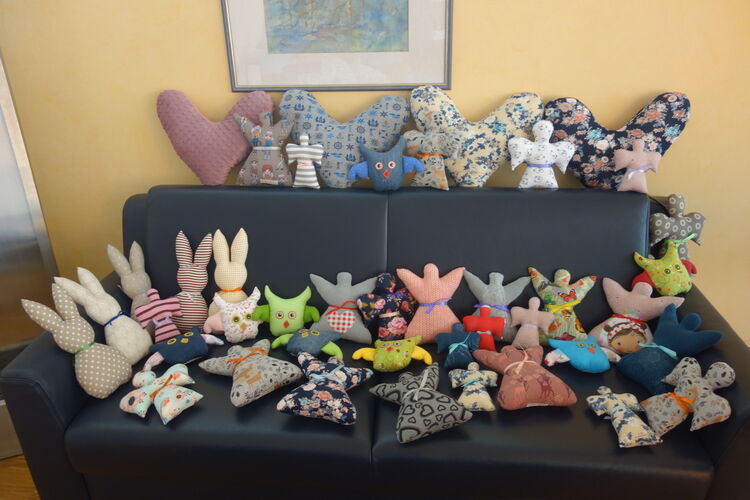 Alle Kissen auf dem Sofa