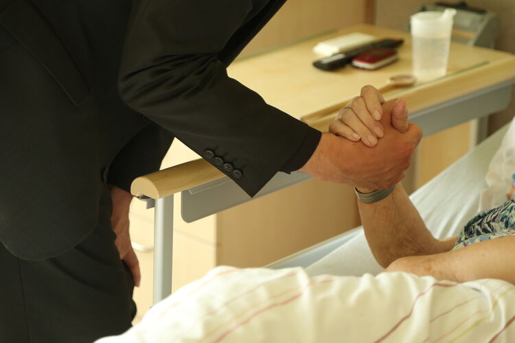 2925_0733 Kiliani Gottesdienst im Juliusspital Hospiz mit Weihbischof Reder_59947